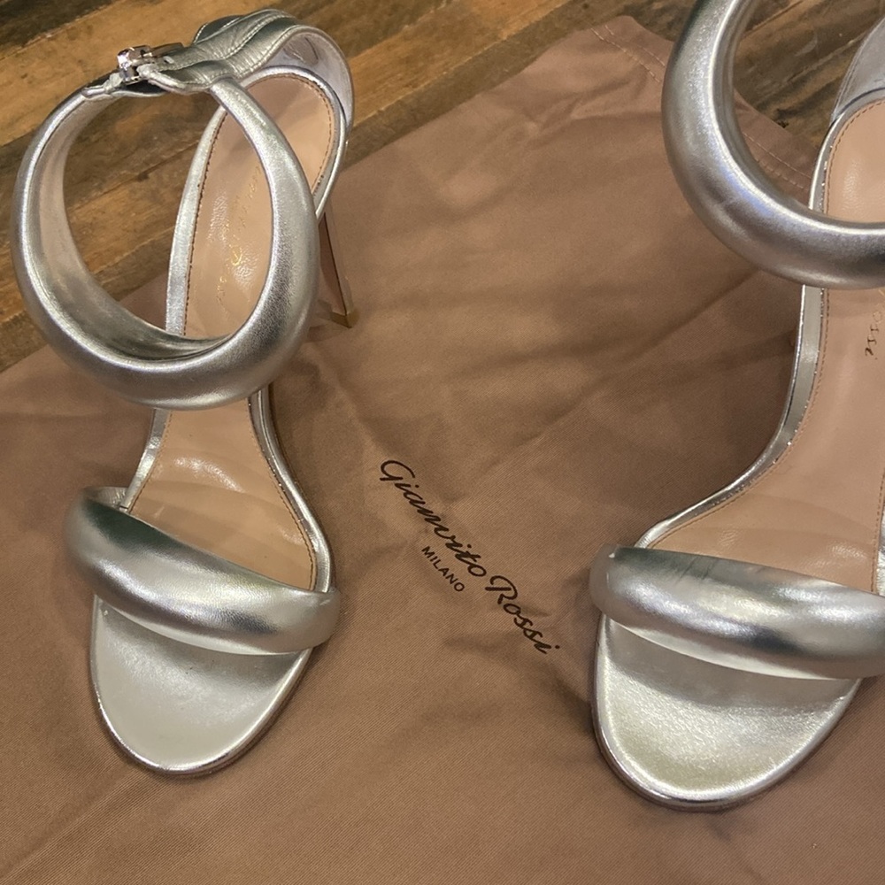 Gianvito Rossi
105mm Nappa Silk California
NMS21_X5MJ9
Size: 8B
Color: Silver - Picture 2 of 5